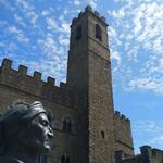 die Burg der Grafen Guidi mit Statue von Dante
