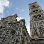 Blick auf die Westfassade der Kathedrale Santa Maria del Fiore 1436 mit Kirchturm von Giotto