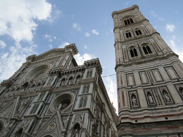 Blick auf die Westfassade der Kathedrale Santa Maria del Fiore 1436 mit Kirchturm von Giotto