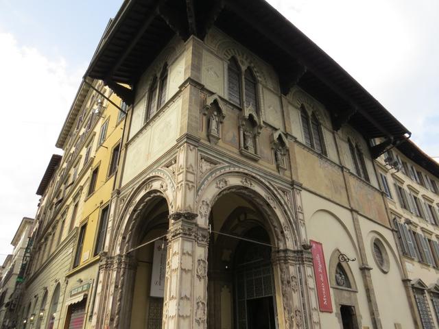 die Loggia del Bigallo 14. Jhr. Hier wurden ausgesetzte Kinder von der Bruderschaft der Misericordia aufgenommen