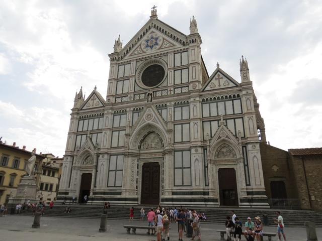 die Kirche Santa Croce, bekannt für die Giotto-Fresken. Hier ruhen Machiavelli, Michelangelo, Galileo Galilei, Gioachino Rossin