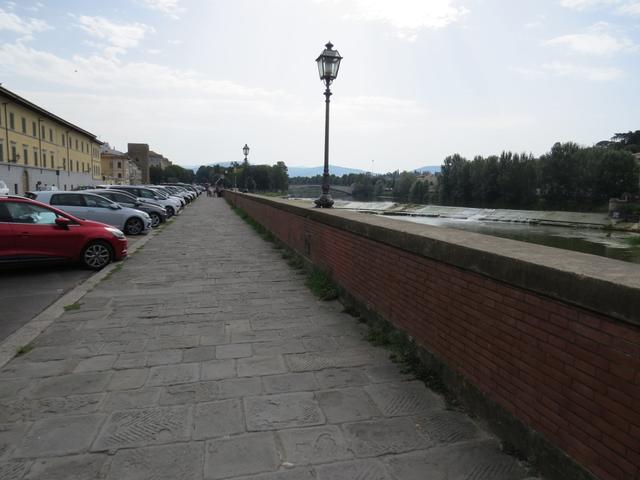 von der Piazza di Santa Croce starten wir unser neues Abenteuer und erreichen den Lungarno