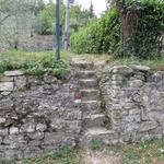 bei einer kleinen Steintreppe biegt der Weg links aufwärts. Wegfindung ohne GPS schwierig