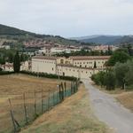 vor uns taucht das im Jahr 780 gegründete Kloster Rosano auf