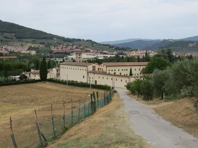 vor uns taucht das im Jahr 780 gegründete Kloster Rosano auf