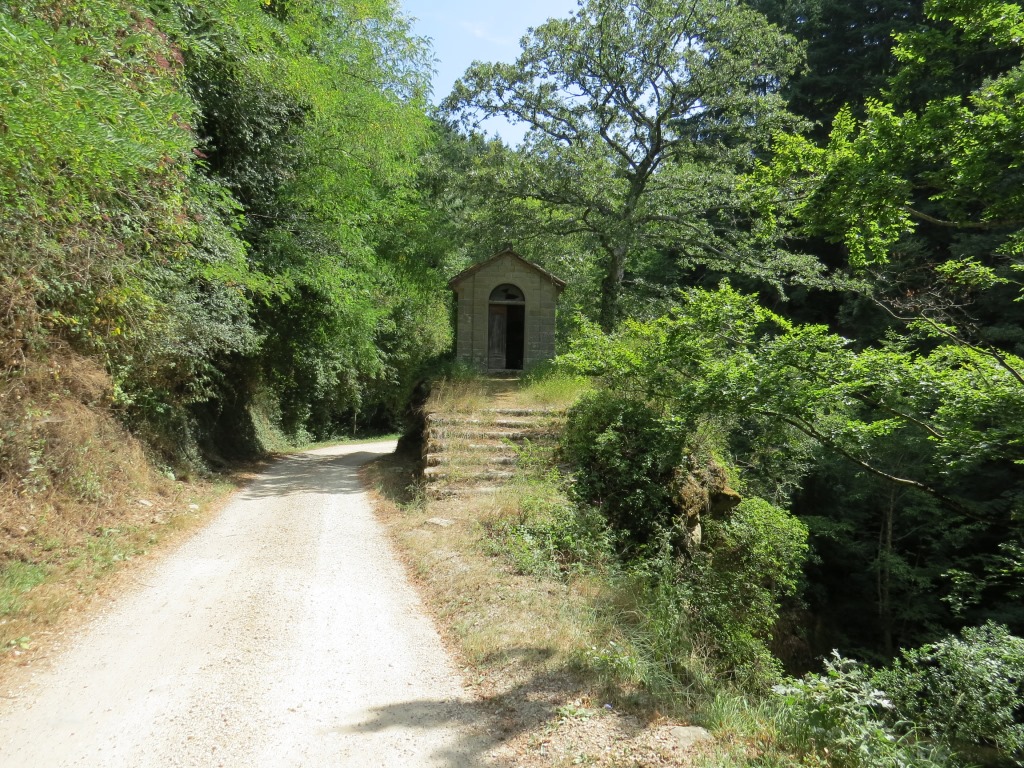 vorbei an einer kleinen Kapelle pilgern wir weiter in den Taleinschnitt hinein