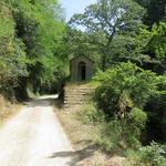 vorbei an einer kleinen Kapelle pilgern wir weiter in den Taleinschnitt hinein