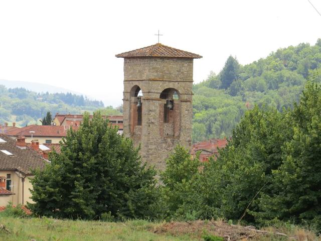 vor uns taucht der Kirchturm von Stia auf