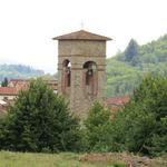 vor uns taucht der Kirchturm von Stia auf