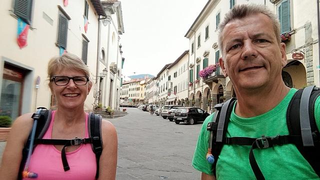 Erinnerungsfoto aufgenommen auf dem Dorfplatz von Stia