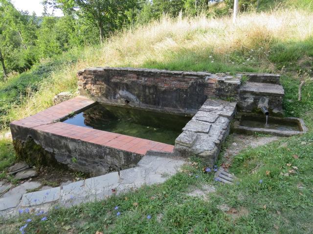 ein altes Waschhaus am Wegesrand