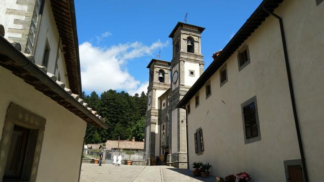 zuerst geht es in die schöne Barockkirche. Die erste Kirche wurde hier 1012 erstellt