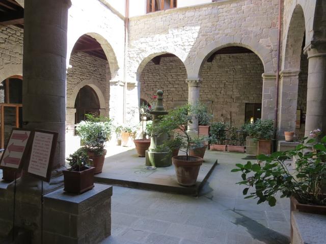 das Kloster mit sehr schöner alten Apotheke wurde im 16.Jhr. erbaut
