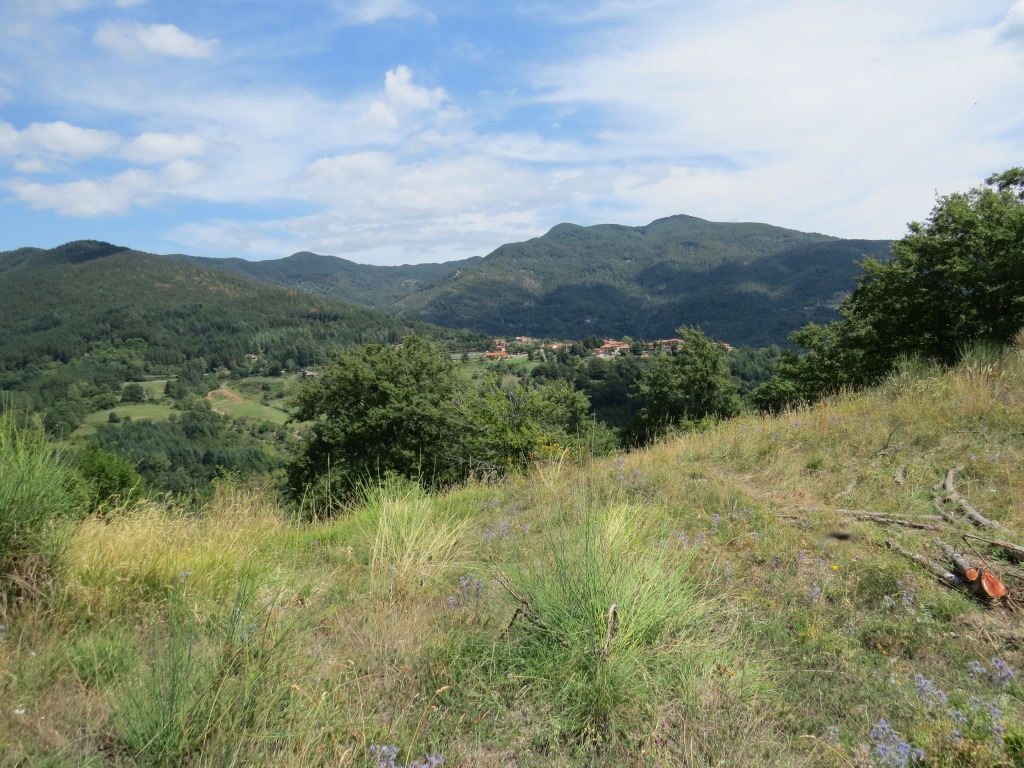 hinter Corezzo erheben sich die Berge von La Verna