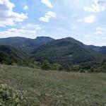 mit Blick auf das markante Profil des Berges von La Verna, wandern wir weiter Richtung Biforco