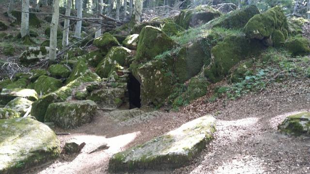 nach dieser felsigen Verwerfung befindet sich links vom Weg, eine geologische Besonderheit