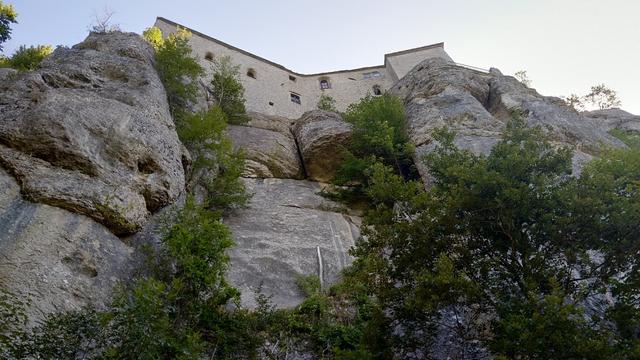 ...bis die grossen Felsen von La Verna auftauchen, auf denen wir oben schon die Mauern des Klosters entdecken