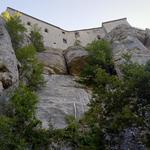 ...bis die grossen Felsen von La Verna auftauchen, auf denen wir oben schon die Mauern des Klosters entdecken