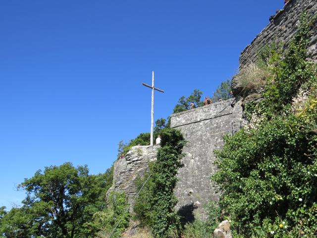 über uns sehen wir zum ersten mal das schlichte Holzkreuz von La Verna