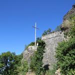 über uns sehen wir zum ersten mal das schlichte Holzkreuz von La Verna