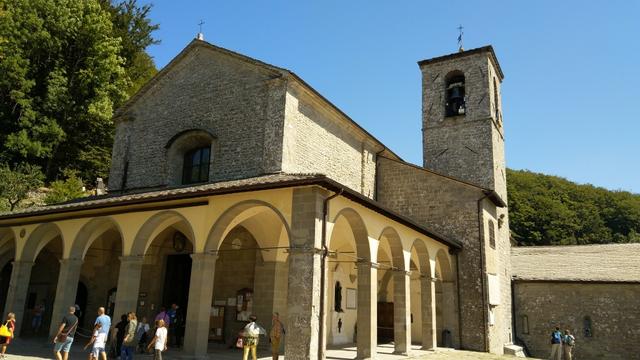 wir stehen vor der Basilica Santa Maria degli Angeli 1216 erbaut. Franziskus initierte den Bau