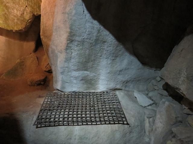 in dieser feuchten und kühlen Grotte schlief San Francesco. Das Gitter wurde später zum Schutz des Felsens angebracht