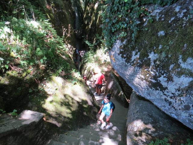 eine Steintreppe führt uns nun steil hinunter