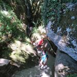 eine Steintreppe führt uns nun steil hinunter