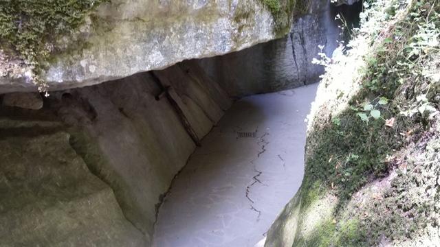 riesige Felsbrocken bilden hier unten ein natürliches Dach