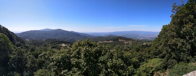 beeindruckend ist der weite Blick von der Terrasse. Sicher sass Francesco oft hier und bestaunte die Natur