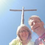 Erinnerungsfoto aufgenommen beim schlichten Holzkreuz