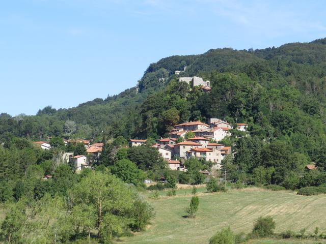 Blick zurück nach Chiusi della Verna. Das Kloster La Verna ist auch gut ersichtlich
