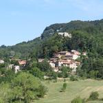 Blick zurück nach Chiusi della Verna. Das Kloster La Verna ist auch gut ersichtlich