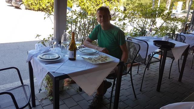 draussen im Schatten geniessen wir ein kühler Weisswein...