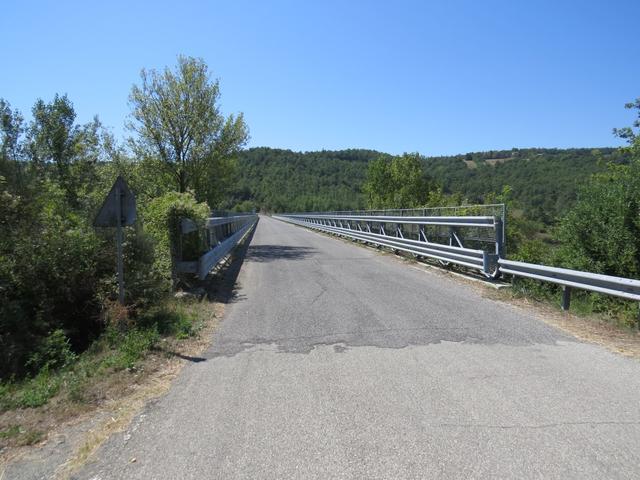 über eine Brücke mit fast keinem Verkehr...