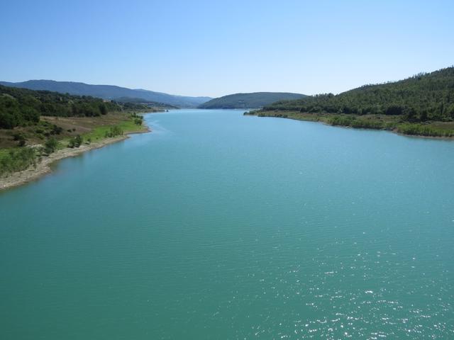 ...überqueren wir den Lago di Montedoglio. Die frische Brise vom See geniessen wir in vollen zügen