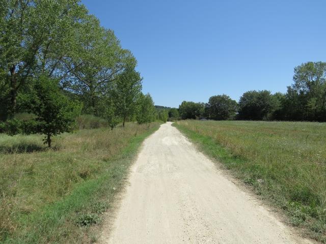 der Feldweg verläuft nun parallel...