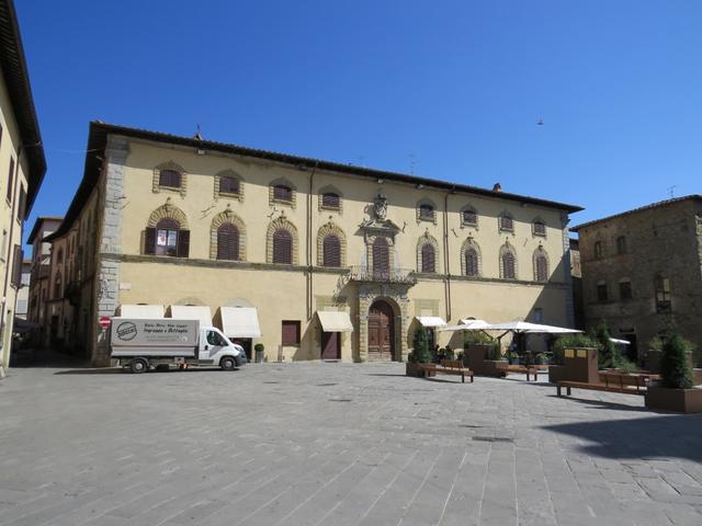 im 14.Jhr. entstand die heutige Altstadt mit seinem schönen Dorfplatz