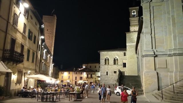 nach dem Essen geniessen wir das laufen durch die Altstadt, und die nun nicht mehr so heissen Temperaturen