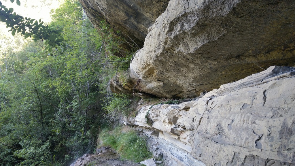 die Schlucht mit dem Wasserfall atemberaubend erfrischend. Hier kam Franziskus oft zum Beten