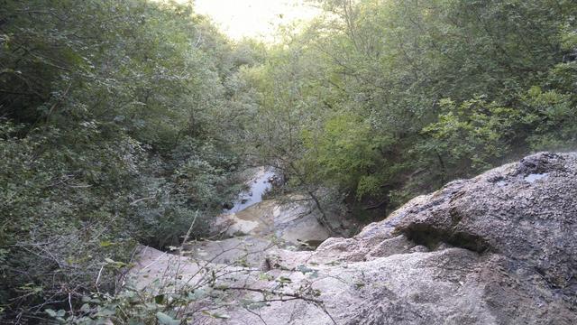 Blick vom Wasserfall aus, hinunter zur Schlucht