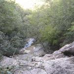 Blick vom Wasserfall aus, hinunter zur Schlucht