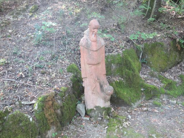 eine Terracotta Figur des San Francesco zeigt uns den Weg...