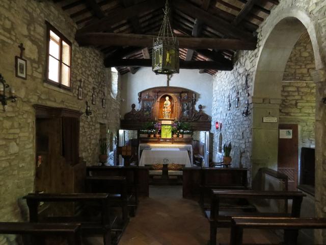 die kleine Klosterkirche mit dem Hochaltar