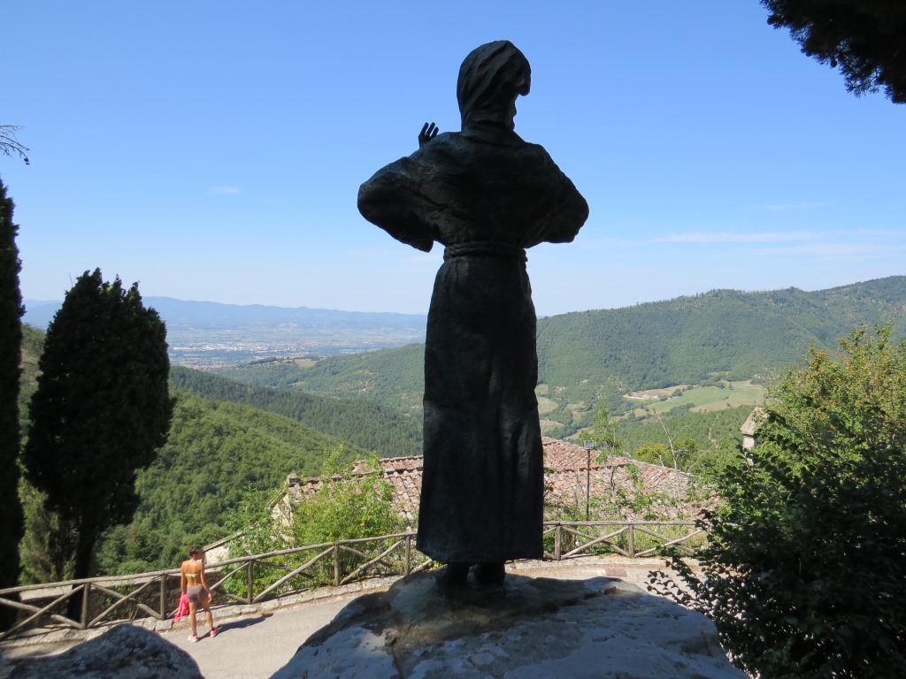 wir verlassen das kleine aber eindrückliche Kloster, und laufen an der grossen Franziskusstatue vorbei...