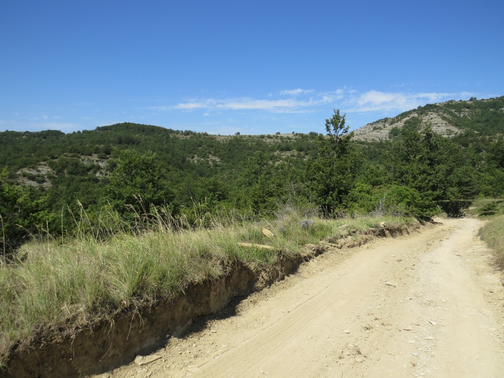 auf der anderen Seite des kleinen Passes, führt uns der Weg nun leicht abwärts