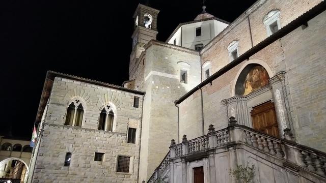 nach dem Nachtessen schlendern wir durch die Altstadt und bestaunen den Dom mit seiner Torre Ronda