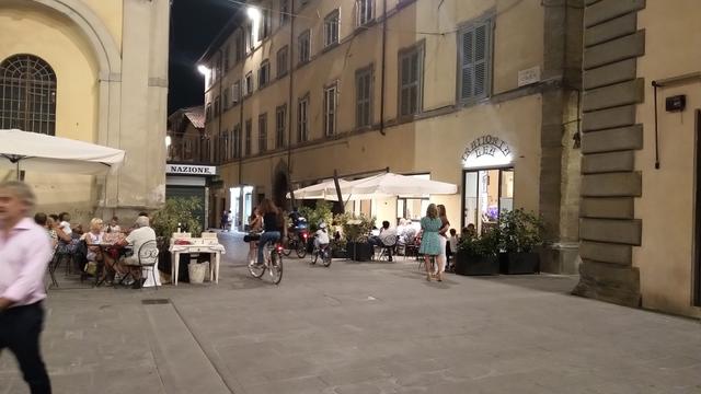 in einer Bar nehmen wir noch einen Kaffee, und gehen danach in unserem Hotel zurück