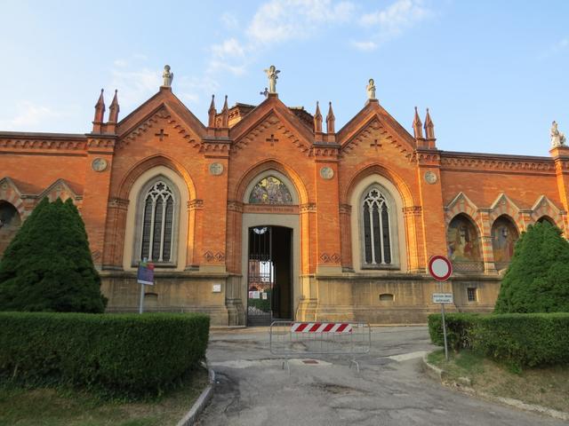 vorbei am grossen Friedhof...