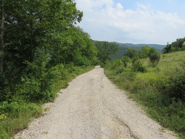 der Weg führt uns auch über Schotterstrassen, zur Abwechsung auch einmal recht steil aufwärts